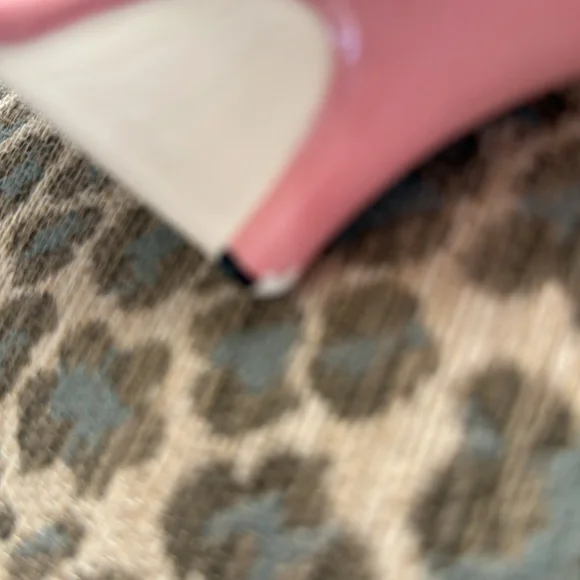 Mattell Barbie salt and pepper high heel shakers - Picture 5 of 5